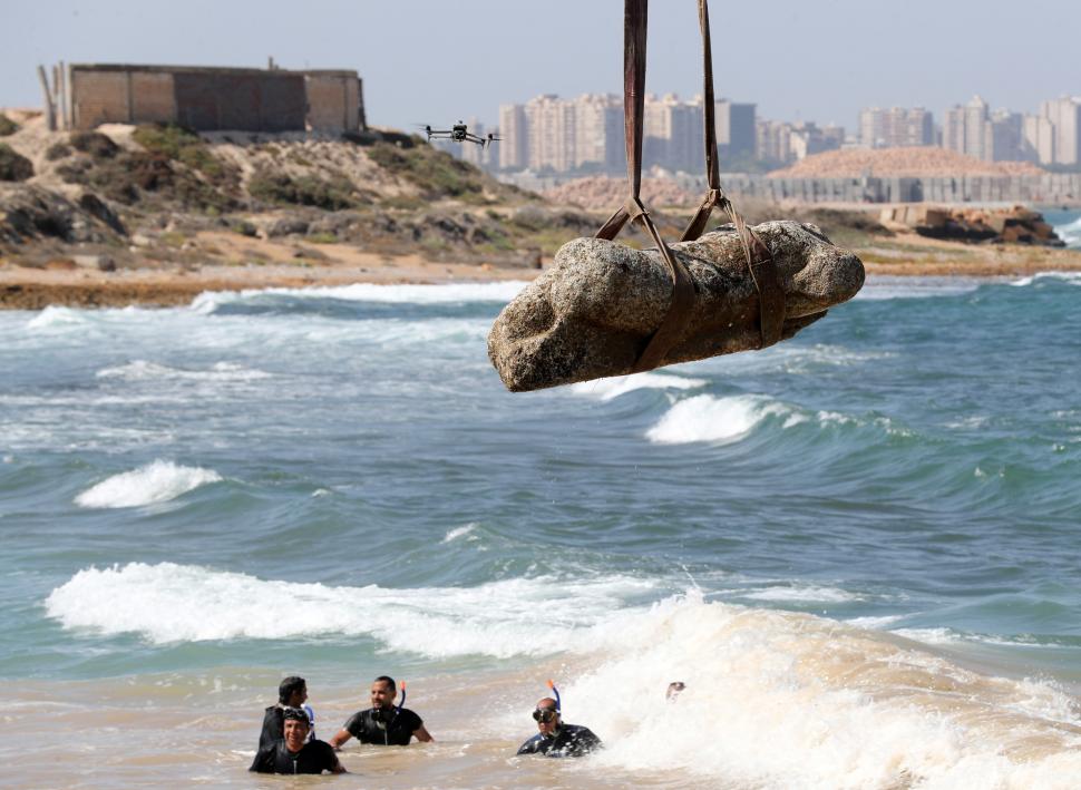 Imagini senzaționale cu arheologi și scafandri care scot de pe fundul mării rămășițele unui oraș scufundat, vechi de peste 2.000 de ani 1000995