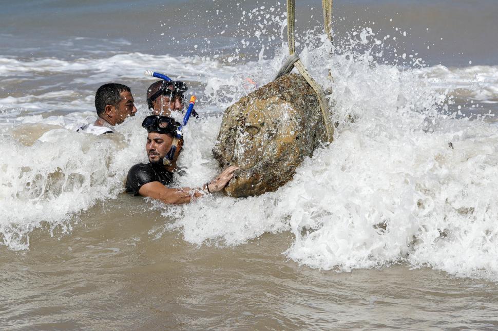 Imagini senzaționale cu arheologi și scafandri care scot de pe fundul mării rămășițele unui oraș scufundat, vechi de peste 2.000 de ani 1000996