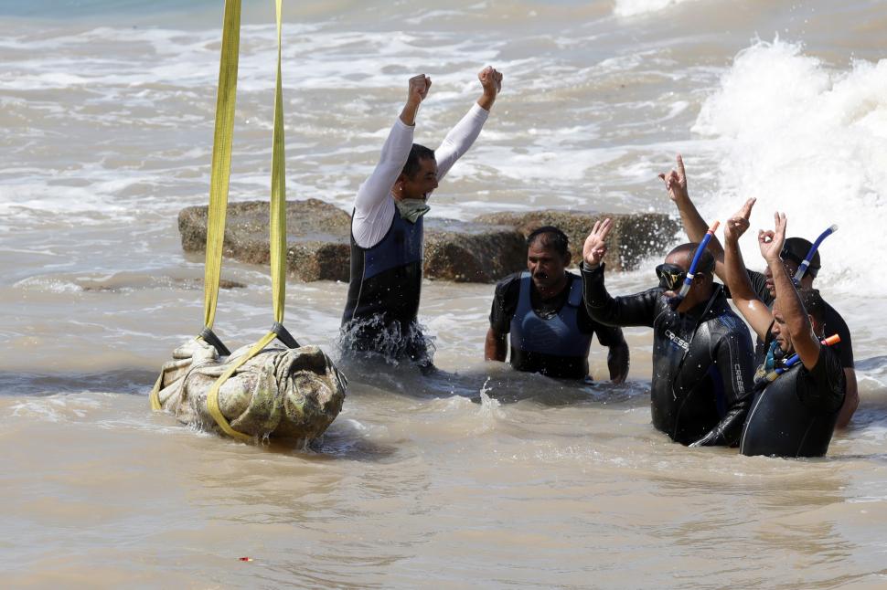 Imagini senzaționale cu arheologi și scafandri care scot de pe fundul mării rămășițele unui oraș scufundat, vechi de peste 2.000 de ani 1000998