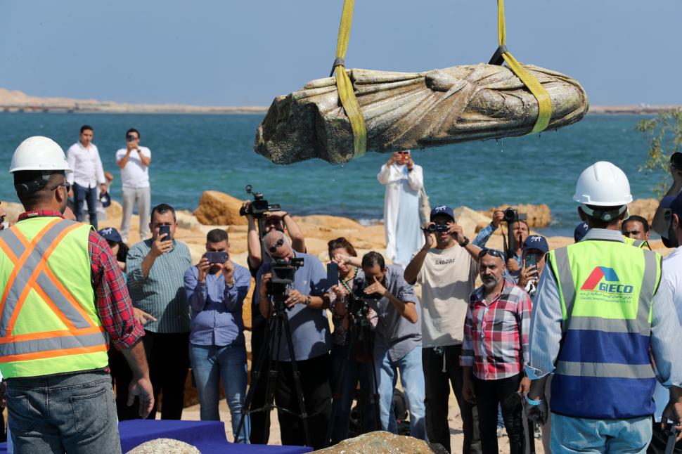 Imagini senzaționale cu arheologi și scafandri care scot de pe fundul mării rămășițele unui oraș scufundat, vechi de peste 2.000 de ani 1001001