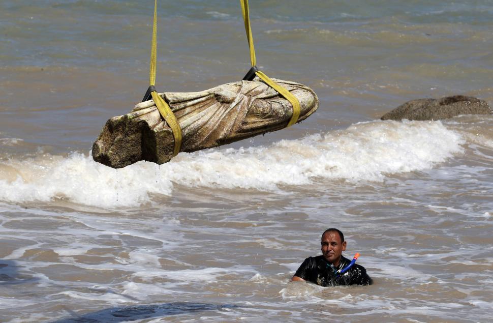 Imagini senzaționale cu arheologi și scafandri care scot de pe fundul mării rămășițele unui oraș scufundat, vechi de peste 2.000 de ani 1001002