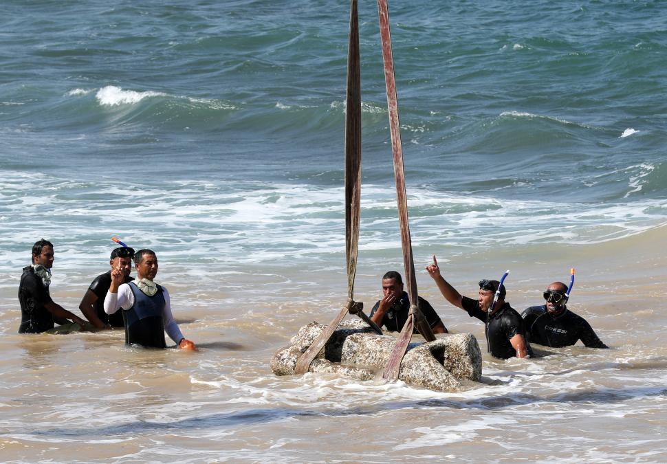 Imagini senzaționale cu arheologi și scafandri care scot de pe fundul mării rămășițele unui oraș scufundat, vechi de peste 2.000 de ani 1001003