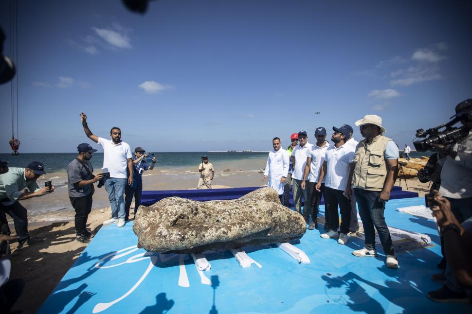 Imagini senzaționale cu arheologi și scafandri care scot de pe fundul mării rămășițele unui oraș scufundat, vechi de peste 2.000 de ani 1001004