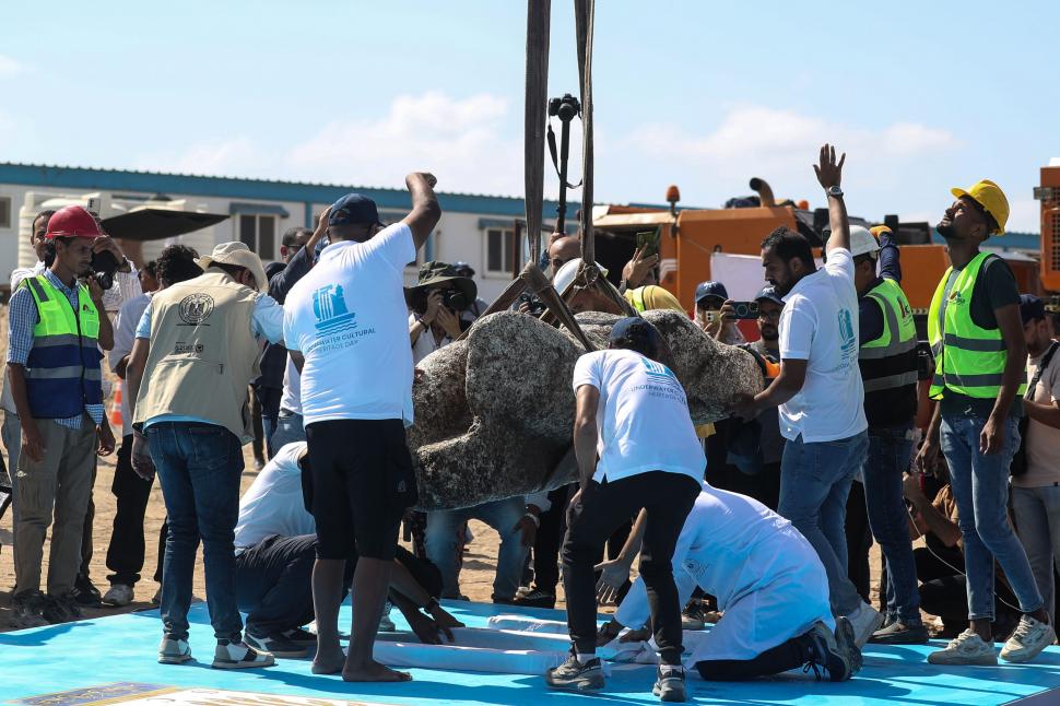 Imagini senzaționale cu arheologi și scafandri care scot de pe fundul mării rămășițele unui oraș scufundat, vechi de peste 2.000 de ani 1001005