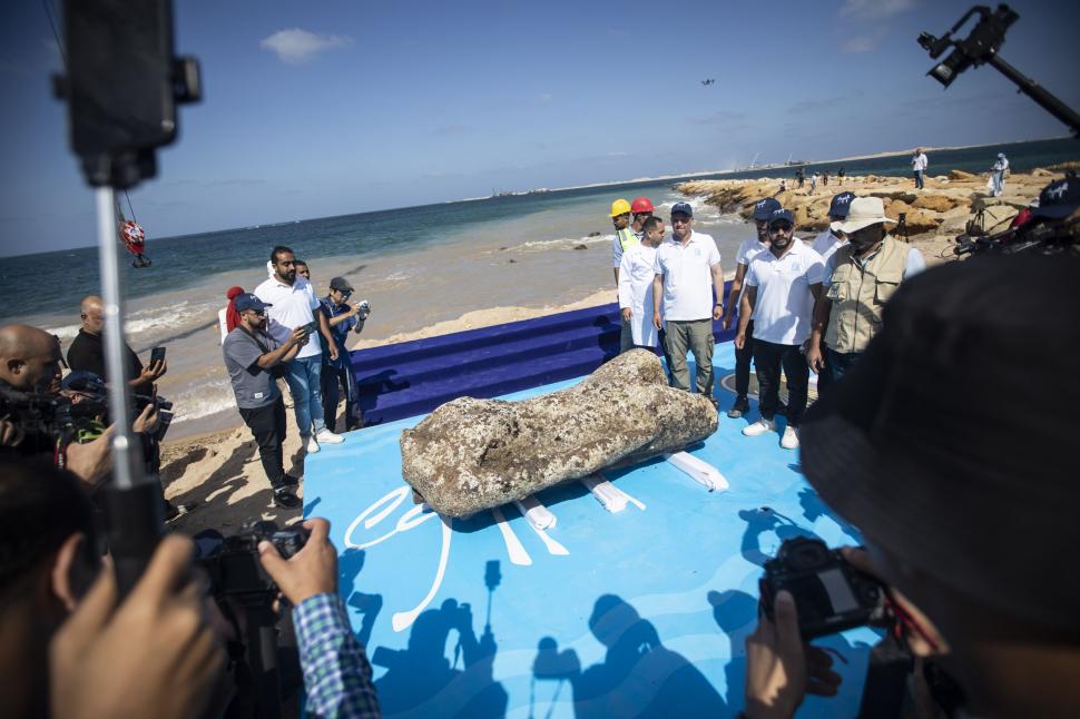 Imagini senzaționale cu arheologi și scafandri care scot de pe fundul mării rămășițele unui oraș scufundat, vechi de peste 2.000 de ani 1001006