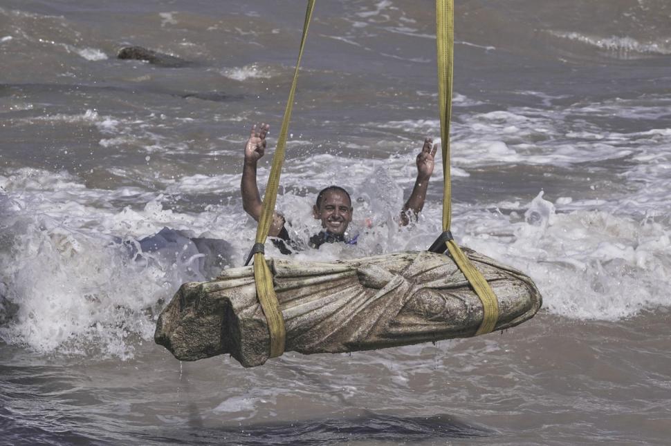 Imagini senzaționale cu arheologi și scafandri care scot de pe fundul mării rămășițele unui oraș scufundat, vechi de peste 2.000 de ani 1001007