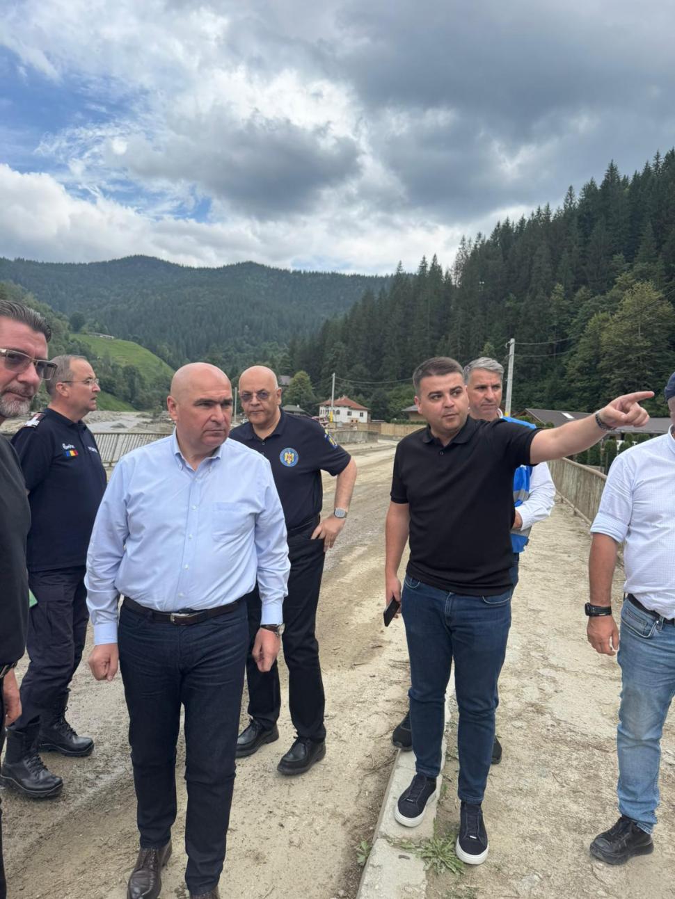 Premierul Ilie Bolojan a făcut o vizită neanunțată la Broșteni  1000963