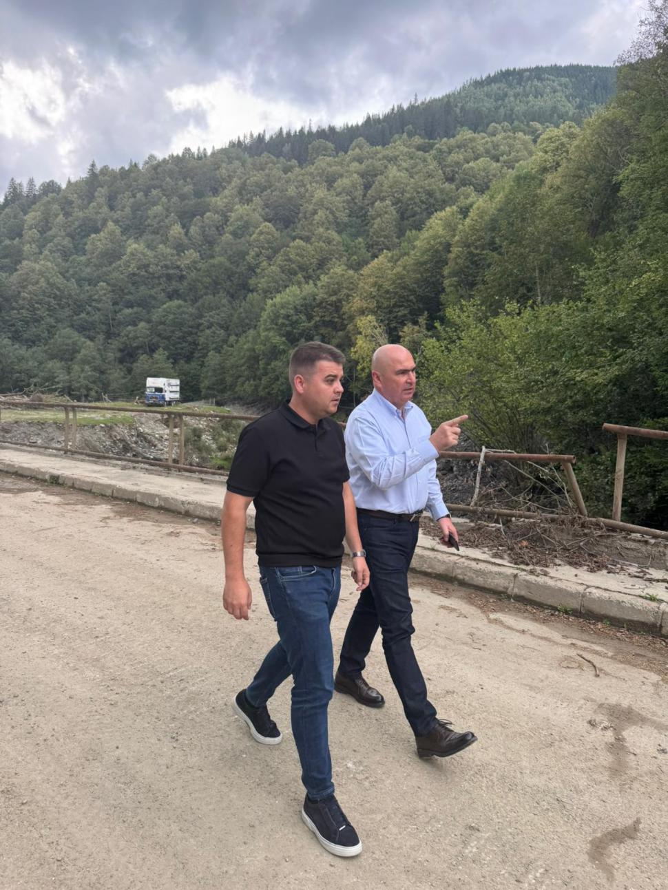 Premierul Ilie Bolojan a făcut o vizită neanunțată la Broșteni  1000966