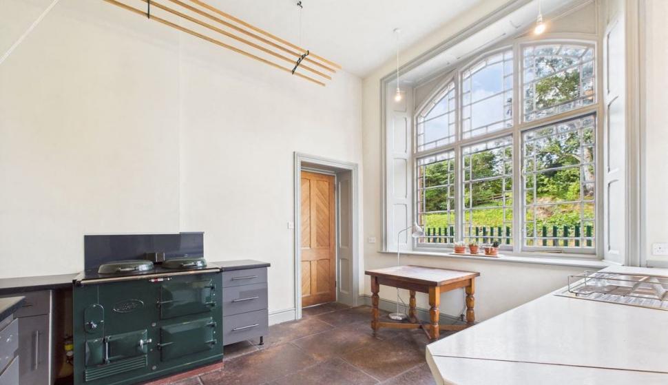 O gară abandonată, veche de 150 de ani, a fost renovată și transformată într-o casă spectaculoasă. Se vinde cu o sumă surprinzătoare 1000831