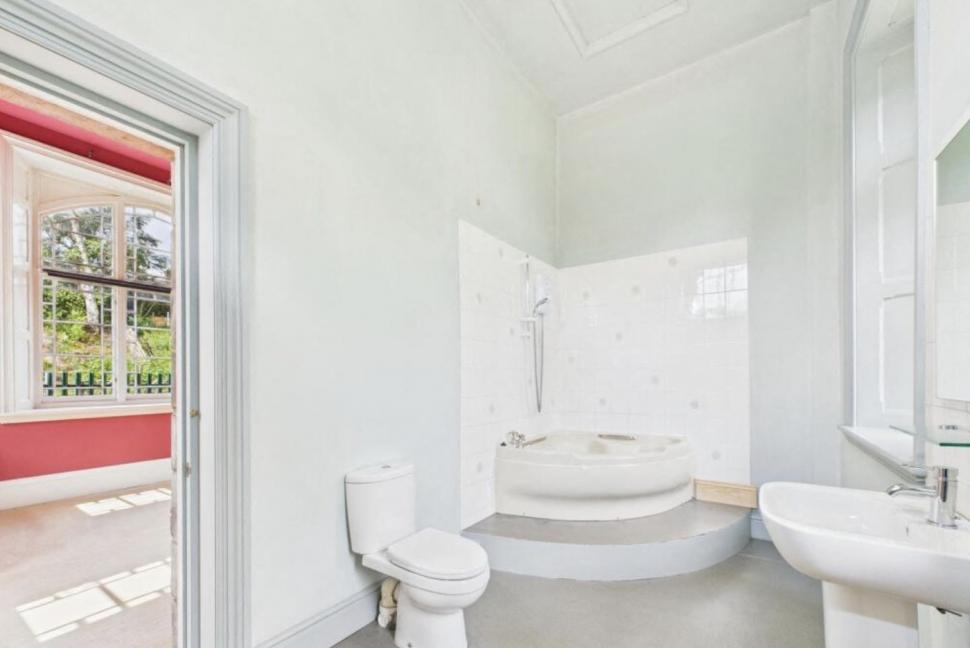 O gară abandonată, veche de 150 de ani, a fost renovată și transformată într-o casă spectaculoasă. Se vinde cu o sumă surprinzătoare 1000833