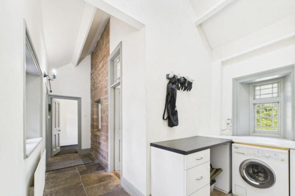 O gară abandonată, veche de 150 de ani, a fost renovată și transformată într-o casă spectaculoasă. Se vinde cu o sumă surprinzătoare 1000835