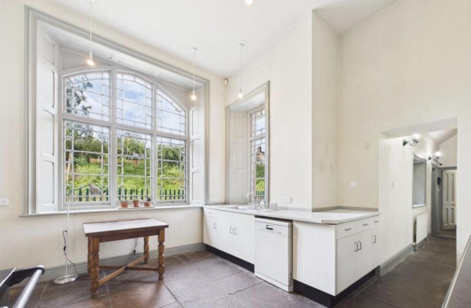 O gară abandonată, veche de 150 de ani, a fost renovată și transformată într-o casă spectaculoasă. Se vinde cu o sumă surprinzătoare 1000836