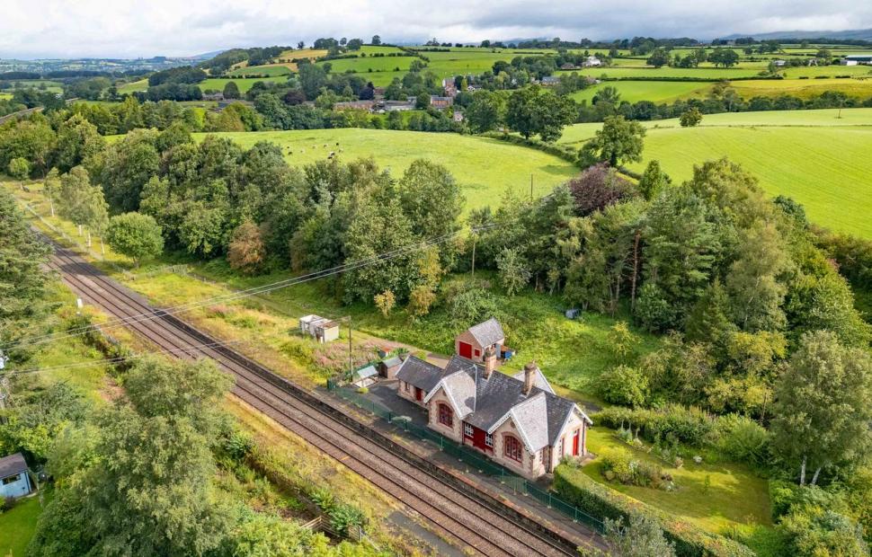 O gară abandonată, veche de 150 de ani, a fost renovată și transformată într-o casă spectaculoasă. Se vinde cu o sumă surprinzătoare 1000837
