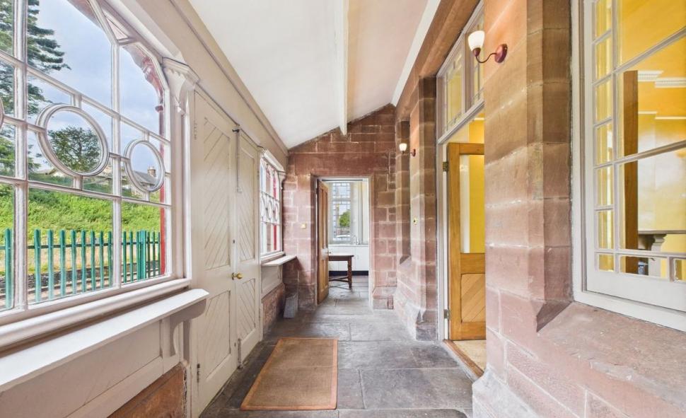 O gară abandonată, veche de 150 de ani, a fost renovată și transformată într-o casă spectaculoasă. Se vinde cu o sumă surprinzătoare 1000838