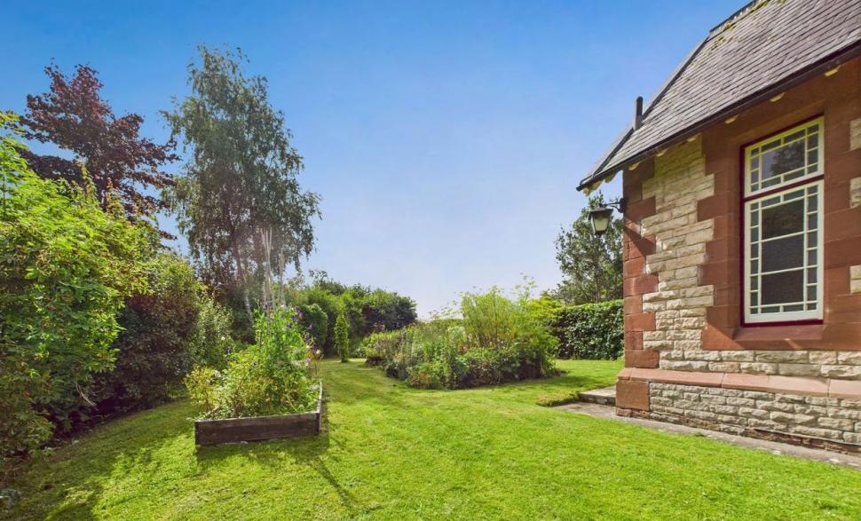 O gară abandonată, veche de 150 de ani, a fost renovată și transformată într-o casă spectaculoasă. Se vinde cu o sumă surprinzătoare 1000839