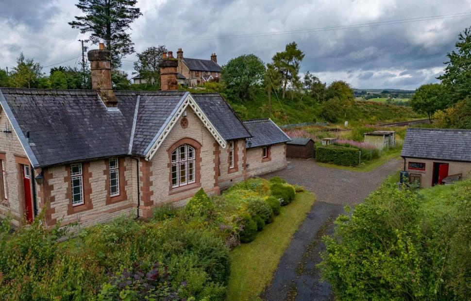 O gară abandonată, veche de 150 de ani, a fost renovată și transformată într-o casă spectaculoasă. Se vinde cu o sumă surprinzătoare 1000840