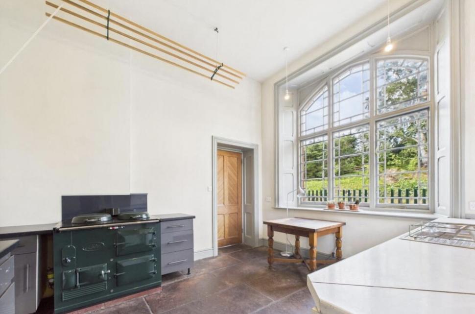 O gară abandonată, veche de 150 de ani, a fost renovată și transformată într-o casă spectaculoasă. Se vinde cu o sumă surprinzătoare 1000841