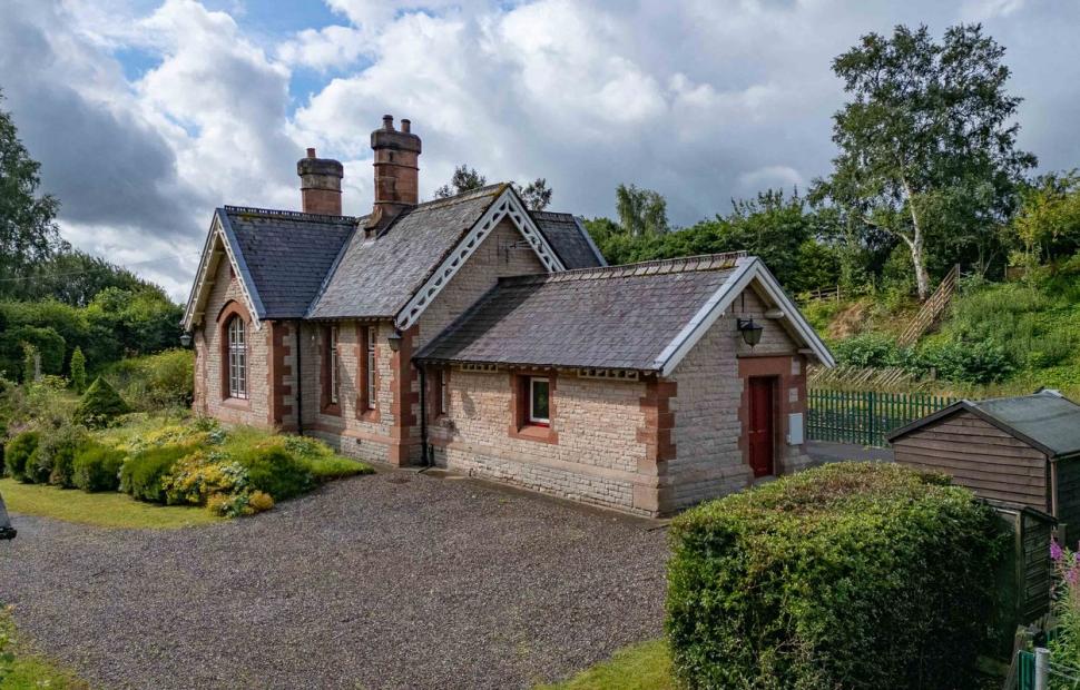 O gară abandonată, veche de 150 de ani, a fost renovată și transformată într-o casă spectaculoasă. Se vinde cu o sumă surprinzătoare 1000842