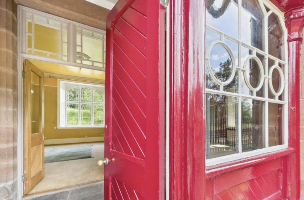 O gară abandonată, veche de 150 de ani, a fost renovată și transformată într-o casă spectaculoasă. Se vinde cu o sumă surprinzătoare 1000846