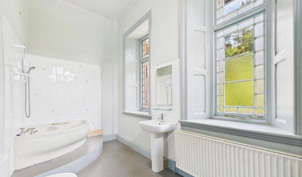 O gară abandonată, veche de 150 de ani, a fost renovată și transformată într-o casă spectaculoasă. Se vinde cu o sumă surprinzătoare 1000850