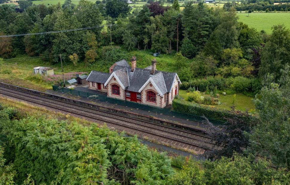 O gară abandonată, veche de 150 de ani, a fost renovată și transformată într-o casă spectaculoasă. Se vinde cu o sumă surprinzătoare 1000852
