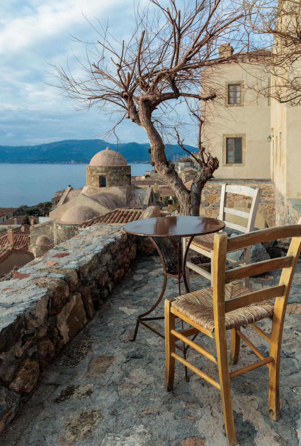 Cel mai vechi oraș-castel locuit continuu din Europa se află în Grecia. O plimbare pe străzile pietruite, o călătorie în trecut 1001233