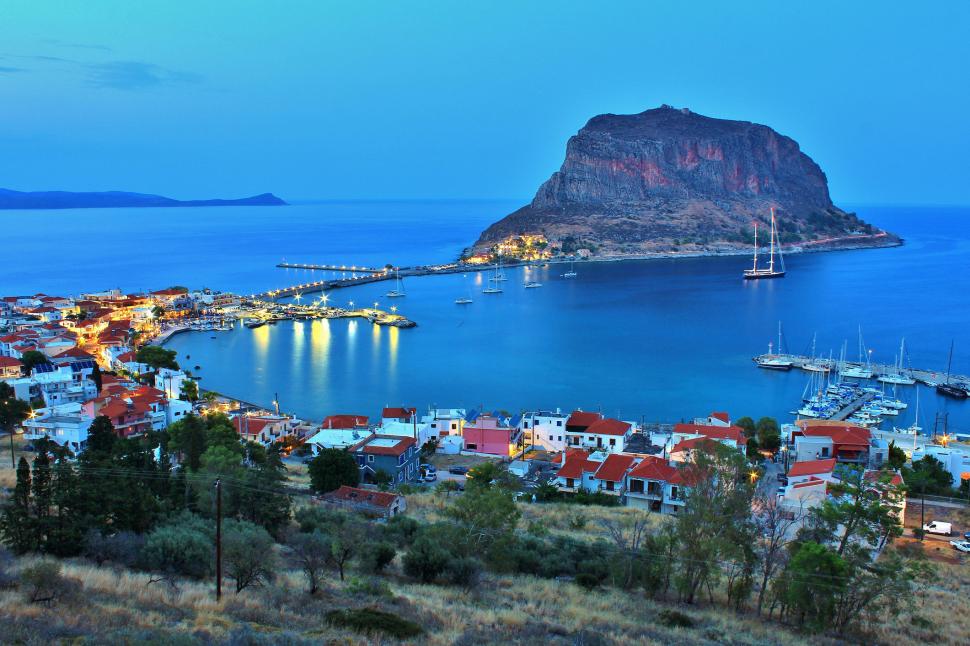 Cel mai vechi oraș-castel locuit continuu din Europa se află în Grecia. O plimbare pe străzile pietruite, o călătorie în trecut 1001235