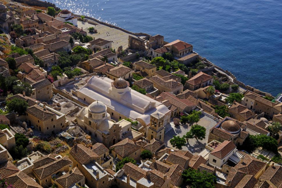 Cel mai vechi oraș-castel locuit continuu din Europa se află în Grecia. O plimbare pe străzile pietruite, o călătorie în trecut 1001236