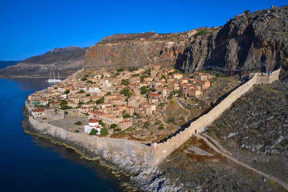 Cel mai vechi oraș-castel locuit continuu din Europa se află în Grecia. O plimbare pe străzile pietruite, o călătorie în trecut 1001238