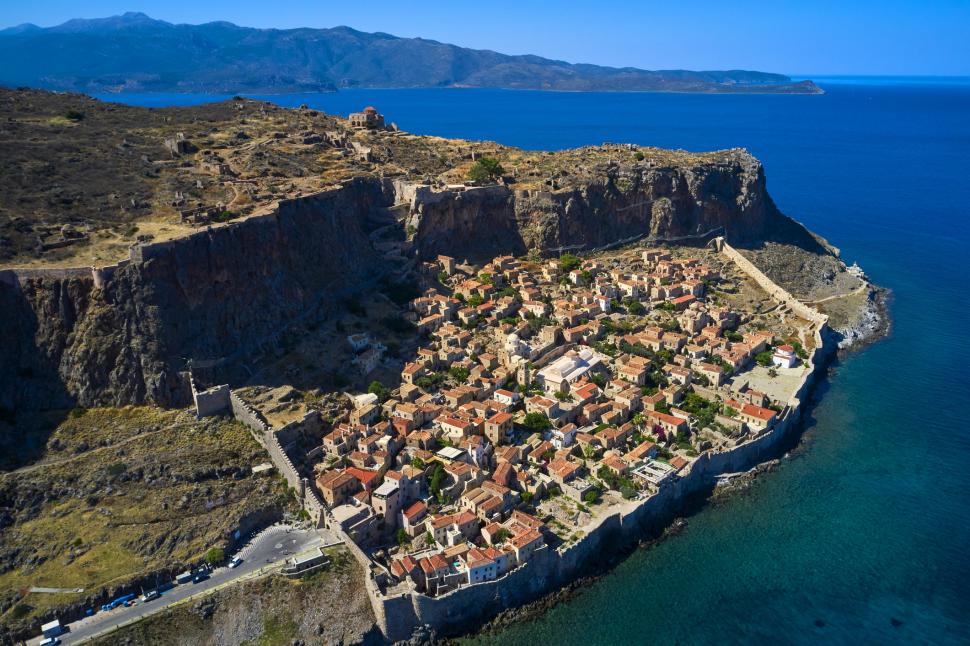 Cel mai vechi oraș-castel locuit continuu din Europa se află în Grecia. O plimbare pe străzile pietruite, o călătorie în trecut 1001241