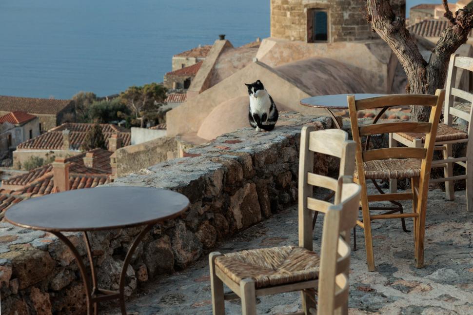 Cel mai vechi oraș-castel locuit continuu din Europa se află în Grecia. O plimbare pe străzile pietruite, o călătorie în trecut 1001242