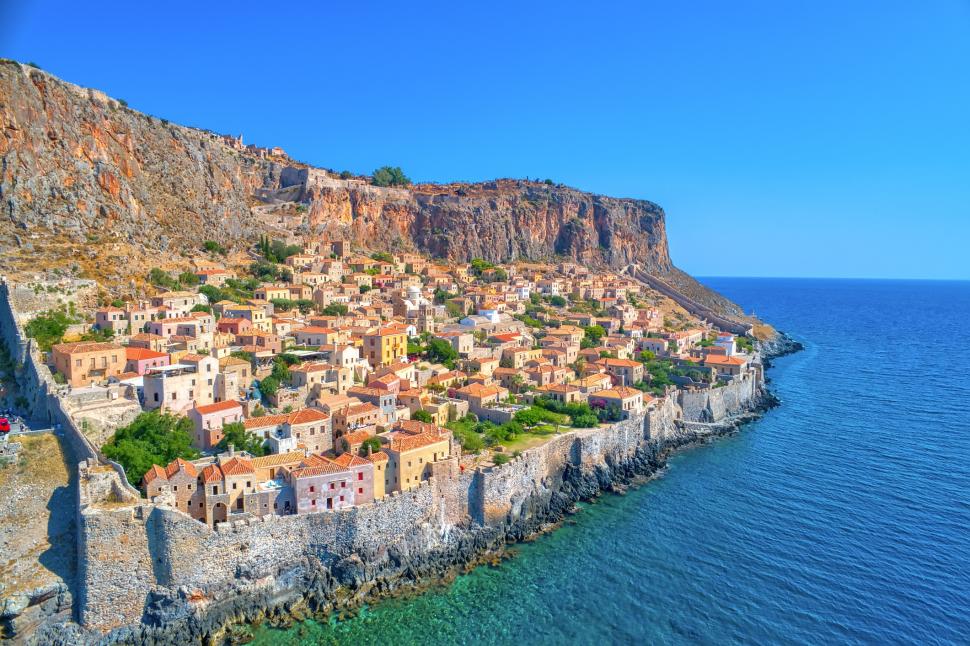 Cel mai vechi oraș-castel locuit continuu din Europa se află în Grecia. O plimbare pe străzile pietruite, o călătorie în trecut 1001243