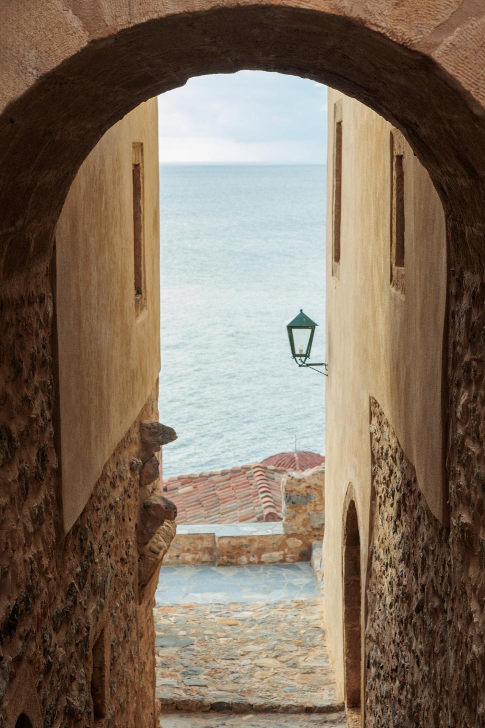 Cel mai vechi oraș-castel locuit continuu din Europa se află în Grecia. O plimbare pe străzile pietruite, o călătorie în trecut 1001245