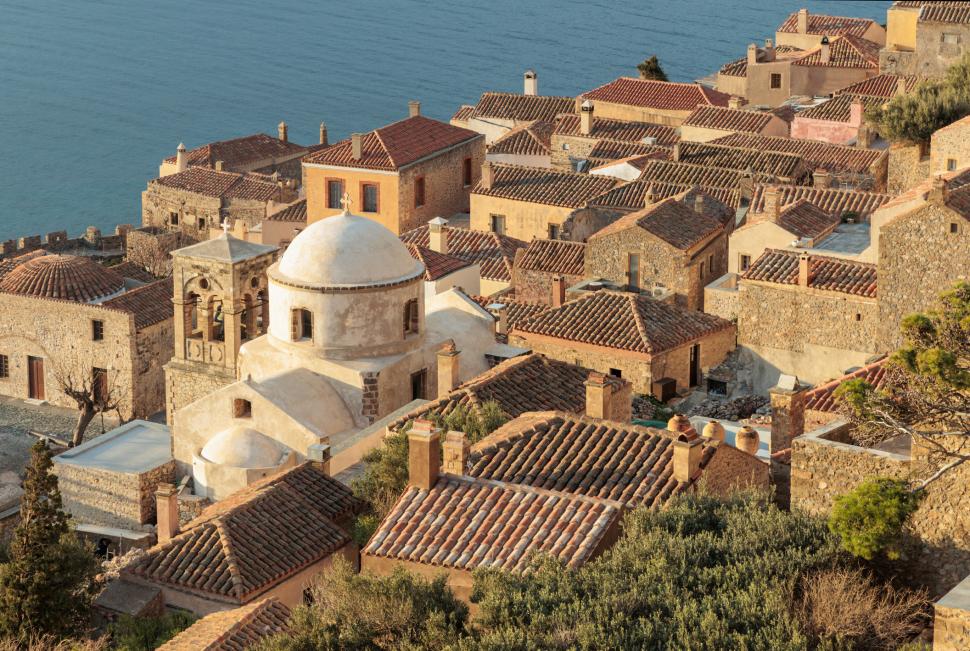 Cel mai vechi oraș-castel locuit continuu din Europa se află în Grecia. O plimbare pe străzile pietruite, o călătorie în trecut 1001247