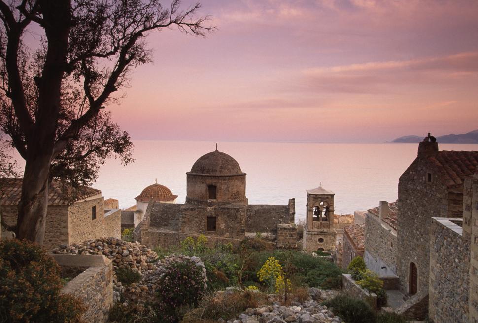 Cel mai vechi oraș-castel locuit continuu din Europa se află în Grecia. O plimbare pe străzile pietruite, o călătorie în trecut 1001248