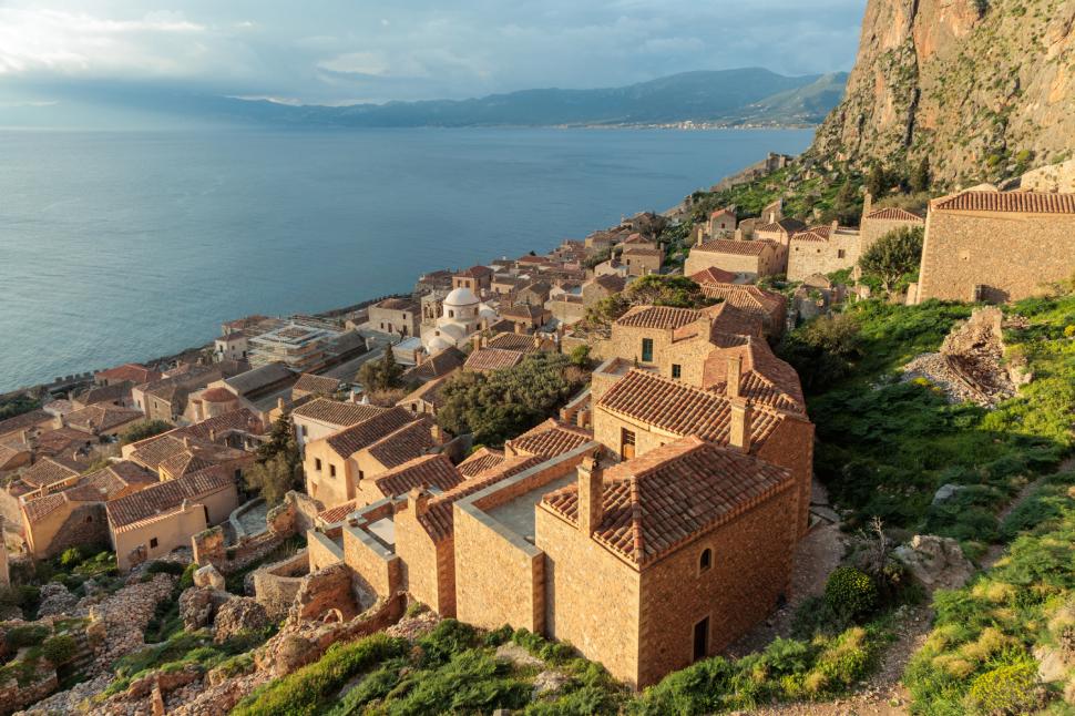 Cel mai vechi oraș-castel locuit continuu din Europa se află în Grecia. O plimbare pe străzile pietruite, o călătorie în trecut 1001251