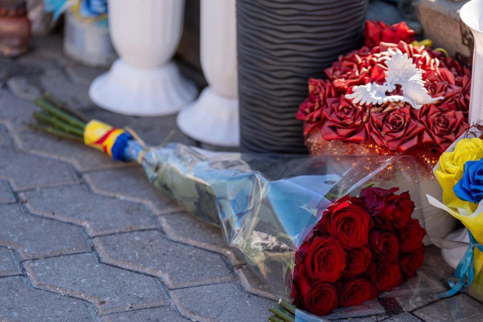 Ionuţ Moşteanu şi Mihai Jurca, la ceremoniile din Kiev: Fiecare zi de rezistenţă ucraineană înseamnă mai multă siguranţă pentru România 1001321