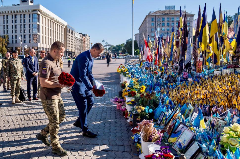 Ionuţ Moşteanu şi Mihai Jurca, la ceremoniile din Kiev: Fiecare zi de rezistenţă ucraineană înseamnă mai multă siguranţă pentru România 1001323