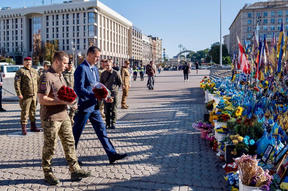 Ionuţ Moşteanu şi Mihai Jurca, la ceremoniile din Kiev: Fiecare zi de rezistenţă ucraineană înseamnă mai multă siguranţă pentru România 1001326