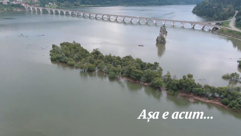 Înainte și după. Imagini cu lacul Izvorul Muntelui, la trei săptămâni după ce a fost acoperit de bușteni, animale moarte și deșeuri 1001443