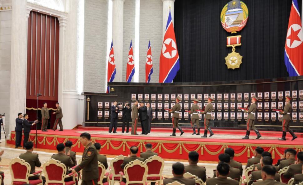 Kim Jong Un izbucnește în lacrimi lângă sicriele soldaților morți în războiul Rusiei. A organizat apoi o ceremonie grandioasă pentru ei 1001599