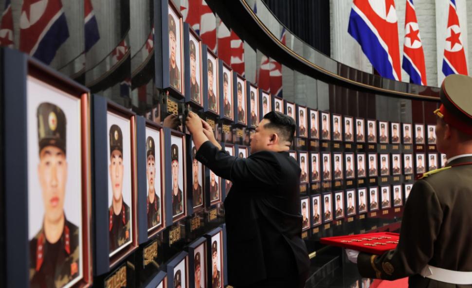 Kim Jong Un izbucnește în lacrimi lângă sicriele soldaților morți în războiul Rusiei. A organizat apoi o ceremonie grandioasă pentru ei 1001600