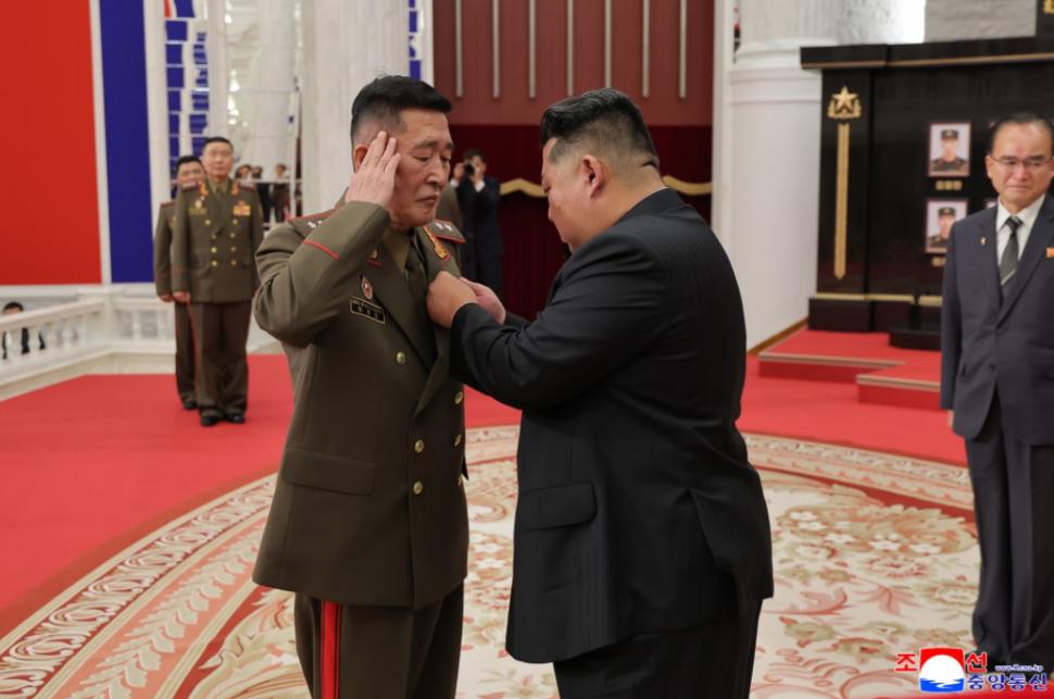 Kim Jong Un izbucnește în lacrimi lângă sicriele soldaților morți în războiul Rusiei. A organizat apoi o ceremonie grandioasă pentru ei 1001601