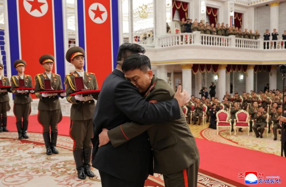 Kim Jong Un izbucnește în lacrimi lângă sicriele soldaților morți în războiul Rusiei. A organizat apoi o ceremonie grandioasă pentru ei 1001602
