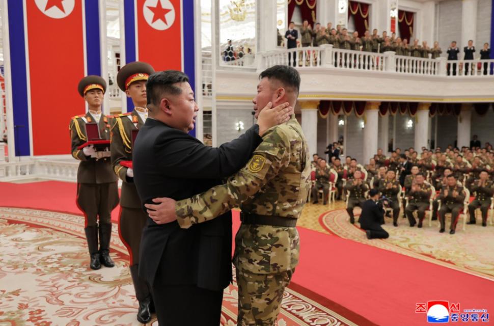 Kim Jong Un izbucnește în lacrimi lângă sicriele soldaților morți în războiul Rusiei. A organizat apoi o ceremonie grandioasă pentru ei 1001604