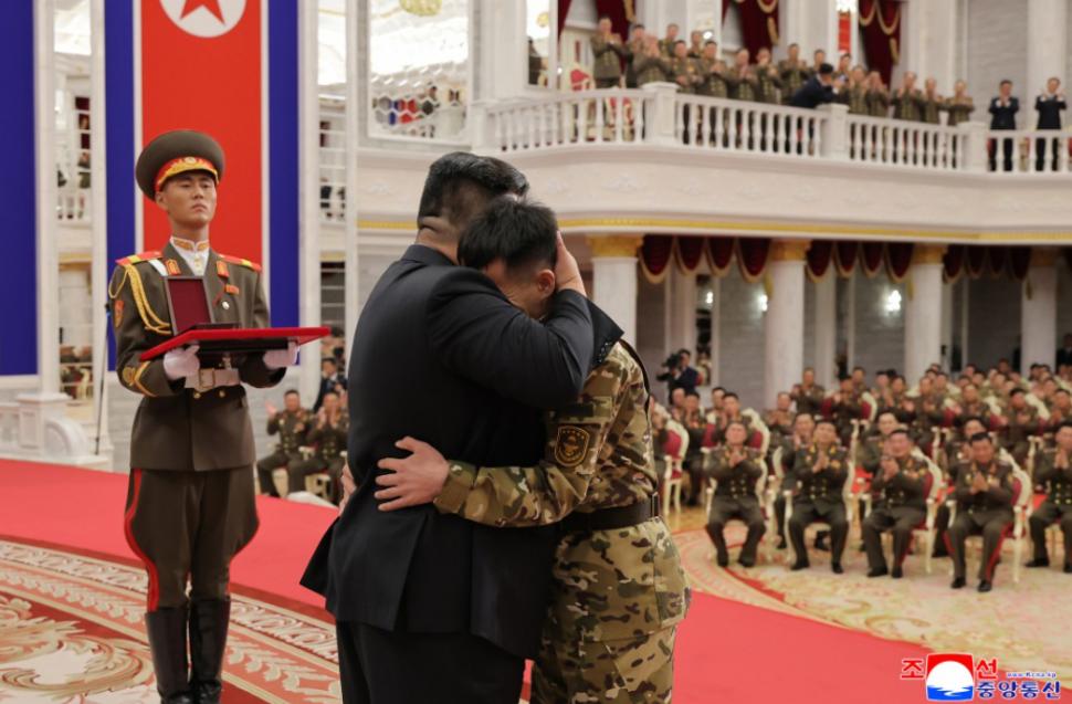 Kim Jong Un izbucnește în lacrimi lângă sicriele soldaților morți în războiul Rusiei. A organizat apoi o ceremonie grandioasă pentru ei 1001605