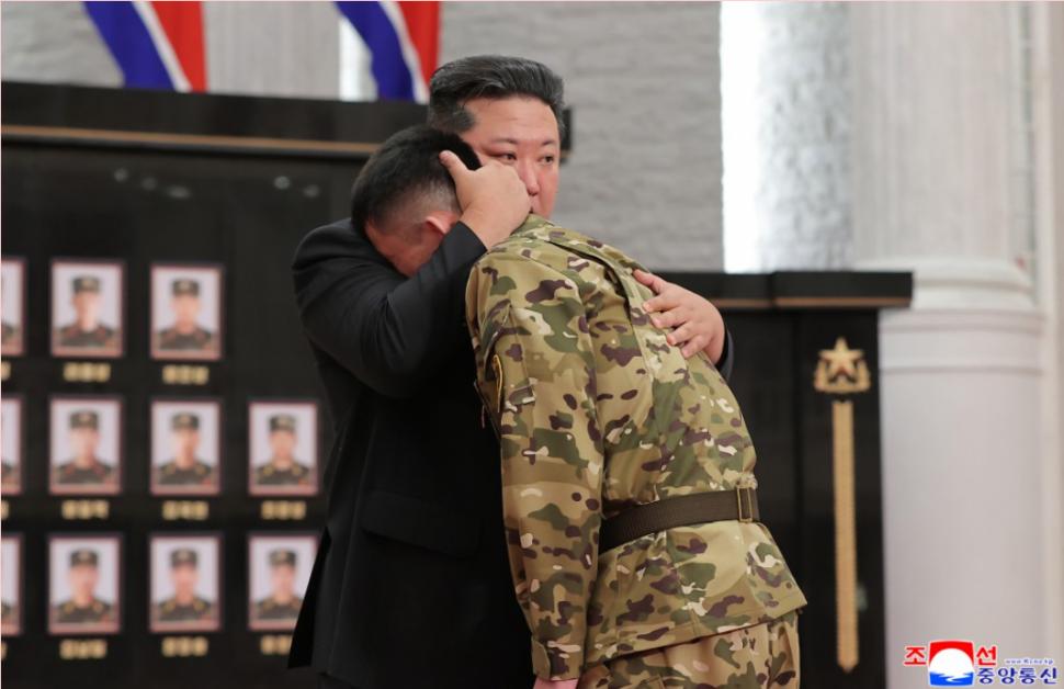 Kim Jong Un izbucnește în lacrimi lângă sicriele soldaților morți în războiul Rusiei. A organizat apoi o ceremonie grandioasă pentru ei 1001606