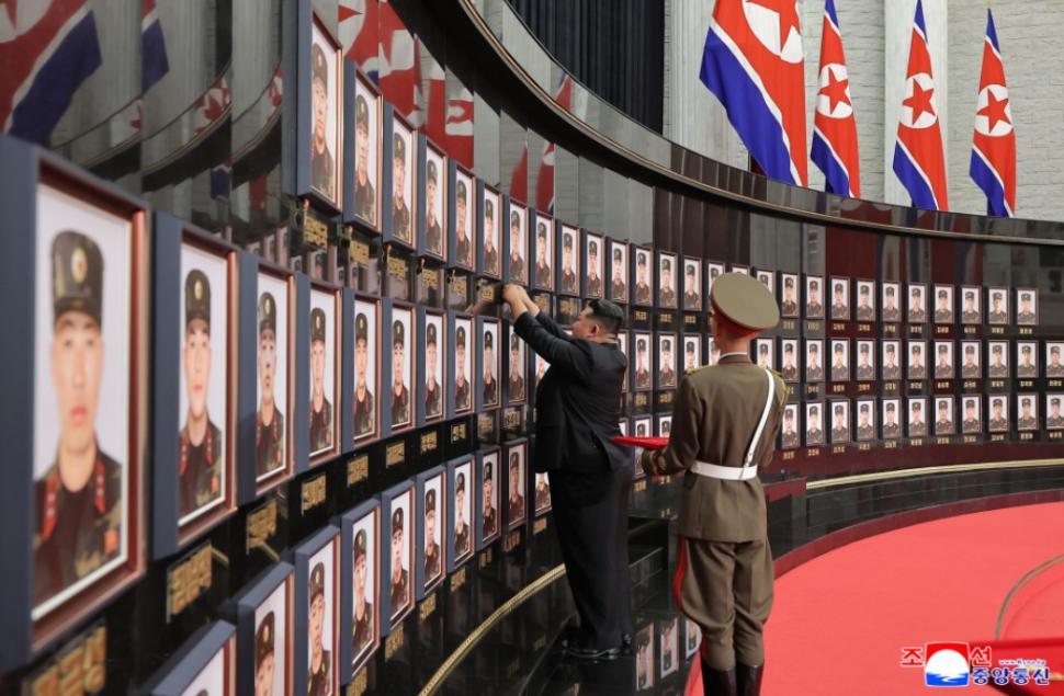 Kim Jong Un izbucnește în lacrimi lângă sicriele soldaților morți în războiul Rusiei. A organizat apoi o ceremonie grandioasă pentru ei 1001607