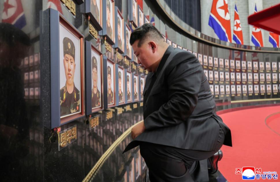 Kim Jong Un izbucnește în lacrimi lângă sicriele soldaților morți în războiul Rusiei. A organizat apoi o ceremonie grandioasă pentru ei 1001608