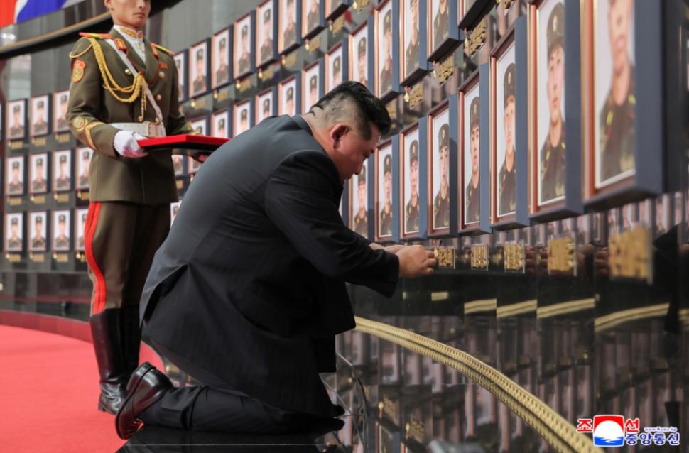 Kim Jong Un izbucnește în lacrimi lângă sicriele soldaților morți în războiul Rusiei. A organizat apoi o ceremonie grandioasă pentru ei 1001609